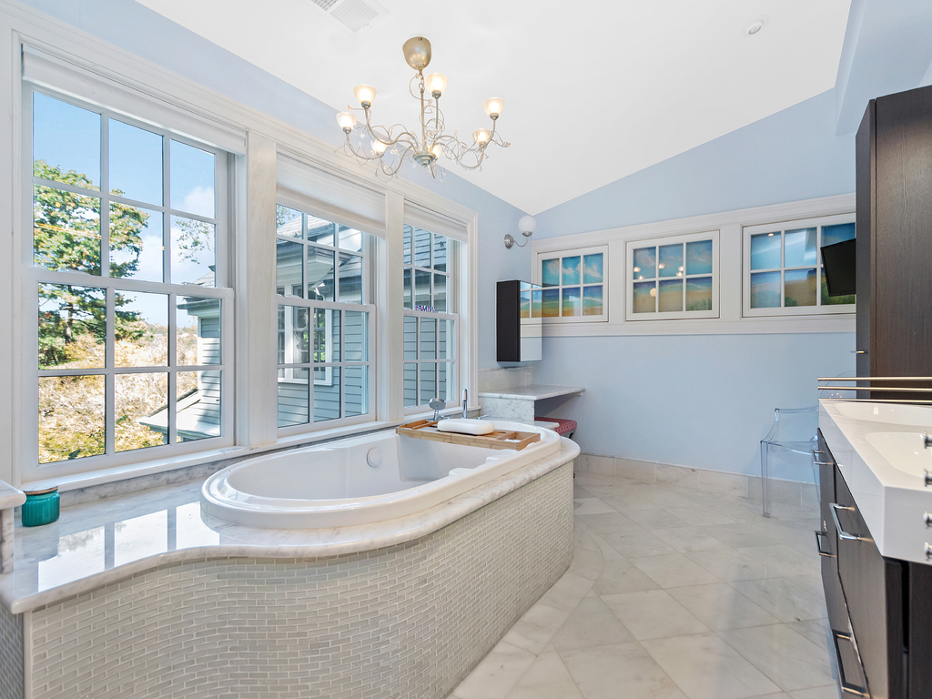 Mitt Romney's Former Belmont, Massachusetts, Home is for Rent on Airbnb -  Senné, image size:1024x768